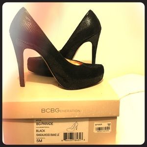 BCBGeneration parade black pump